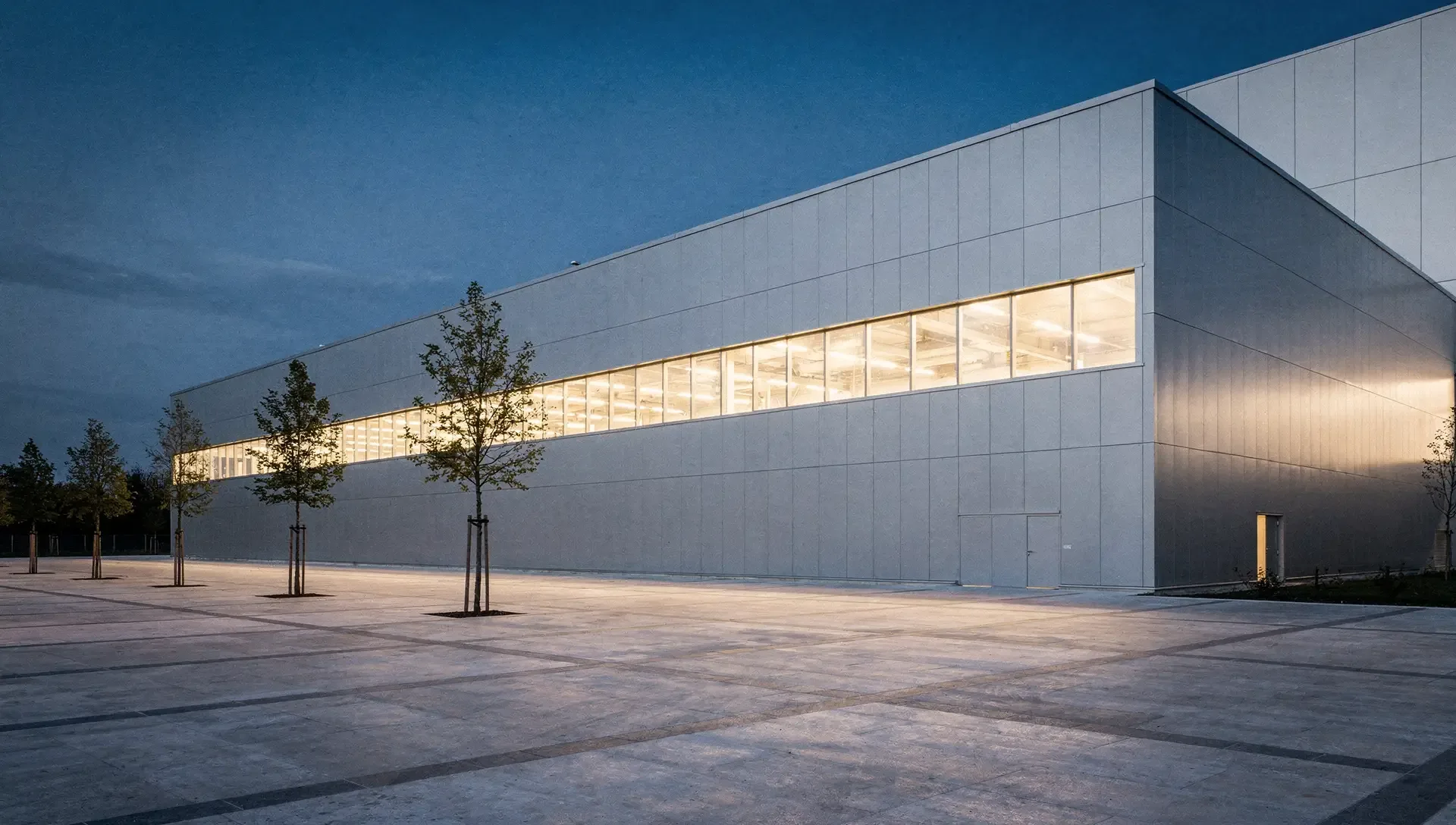 Industriehalle mit leuchtendem Fensterband